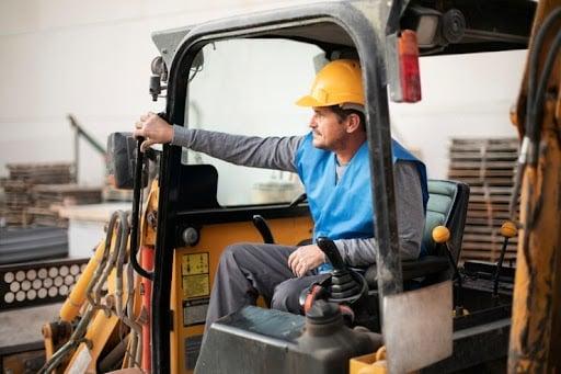 Rebocador elétrico industrial para movimentação de pessoas: eficiência e segurança no transporte