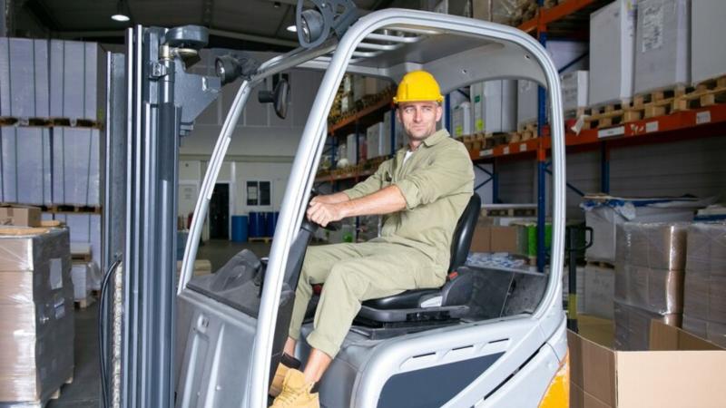 Rebocador industrial é a solução ideal para otimizar a logística e aumentar a eficiência operacional
